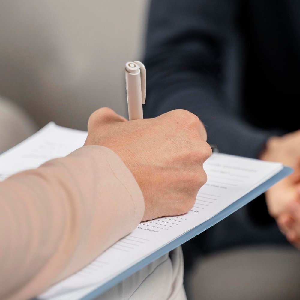 mid-shot-woman-therapist-taking-notes-in-clipboard